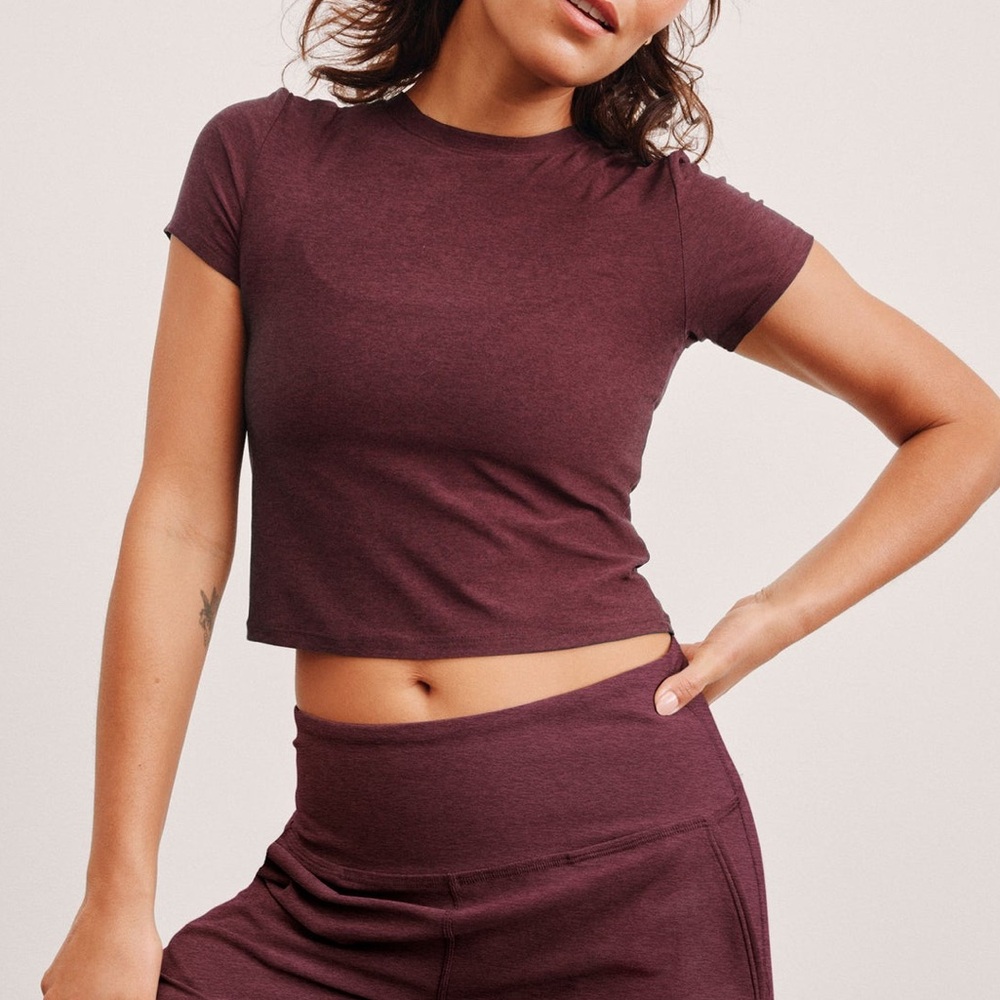 Beyond Yoga Featherweight Cropped Tee midnight burgundy Heather
Size M